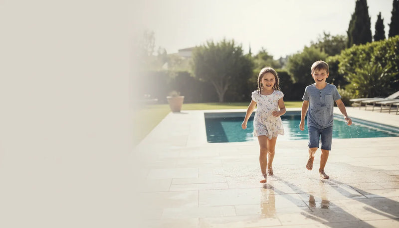Enfants qui courent pieds mouillés: sécuriser le trajet - Image de couverture