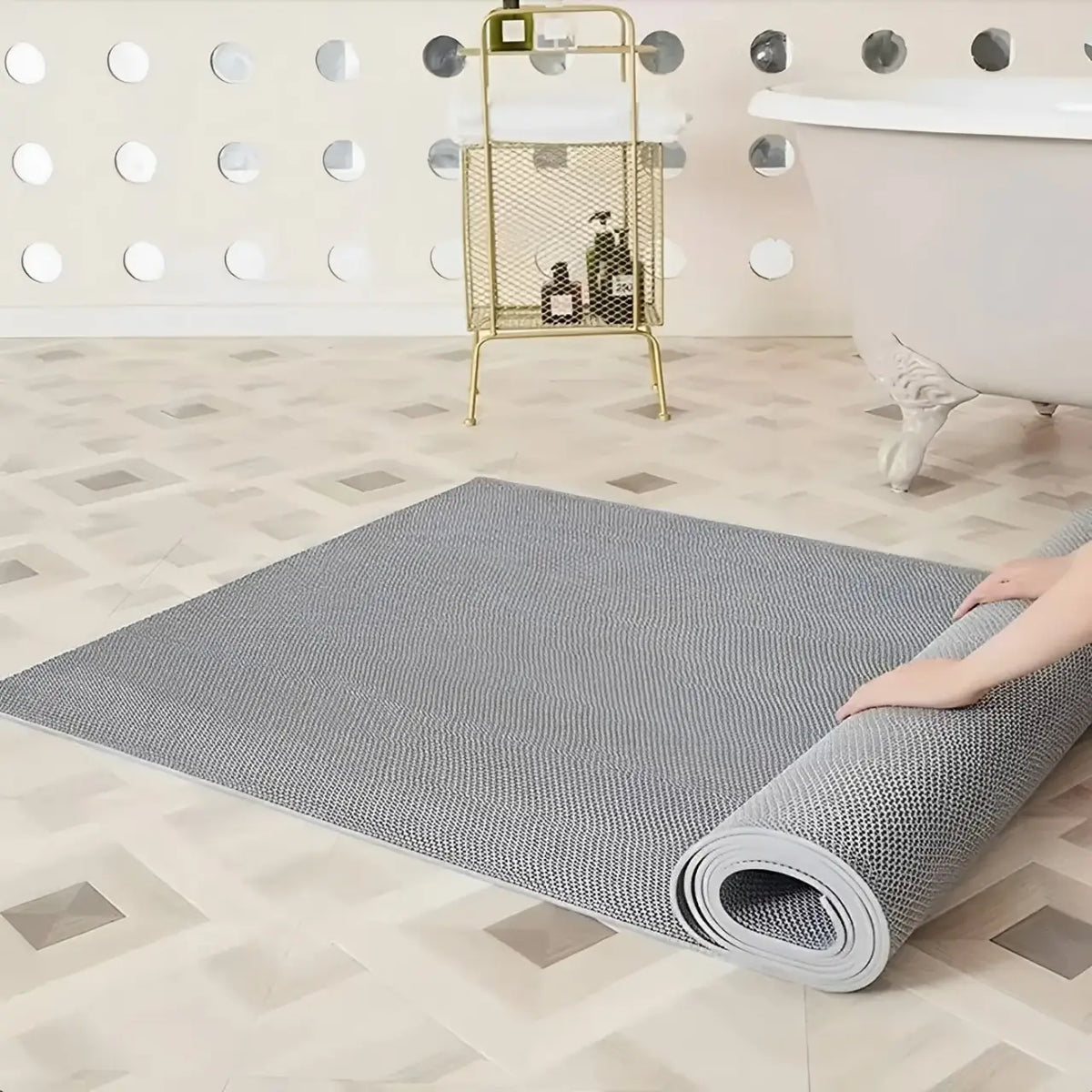 Tapis de douche antidérapant sur mesure déroulé à plat sur le sol d'une salle de bain